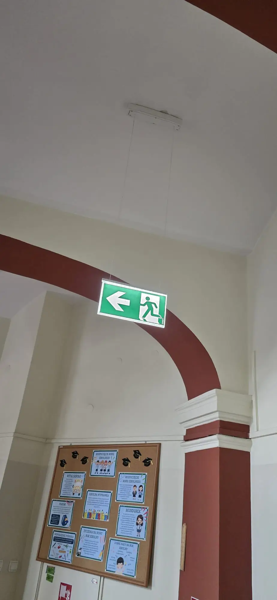 Montaż i dostosowanie Szkoły Podstawowej nr 1 w Jarosławiu do planu ewakuacji i oświetlenia drogi ewakuacyjnej